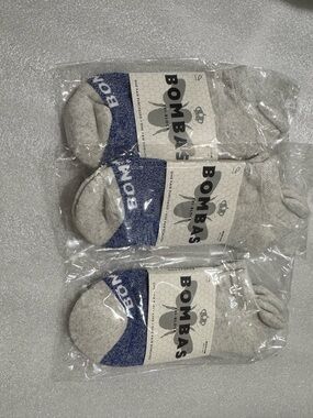 Bombas Unisex Medium Ankle No-Show Socks in Light Gray with Blue Accent